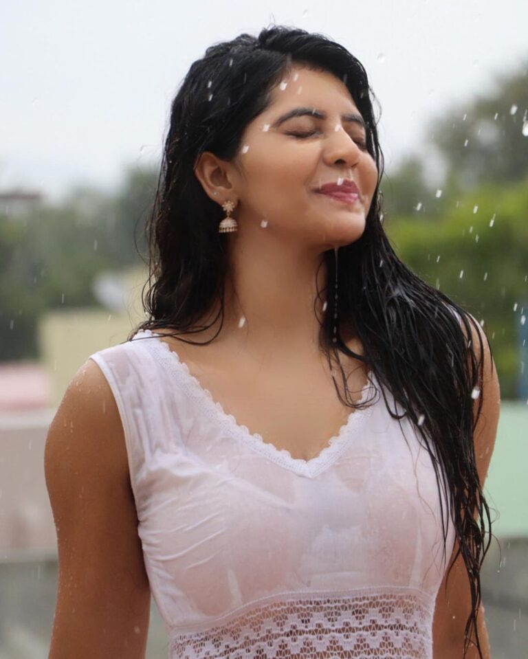 athulyaofficial in rain