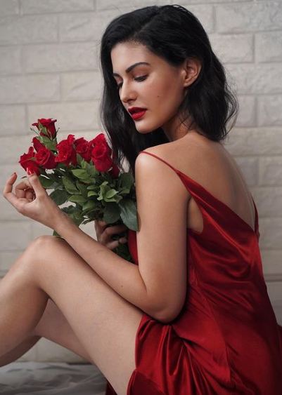 amyra duster red hot pic