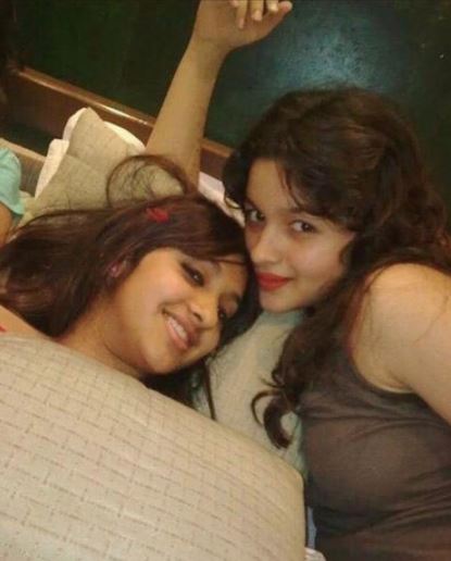 alia bhatt in bed with her girl friend