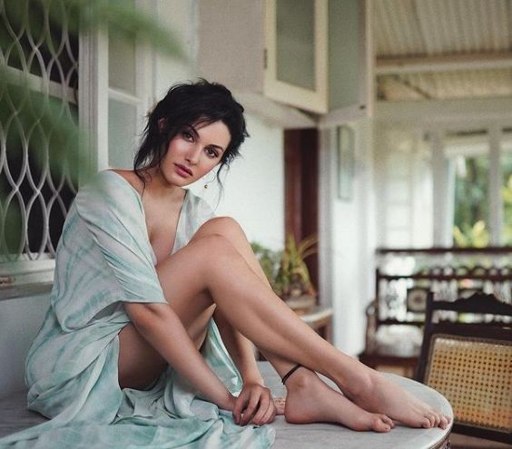 amyra duster latest show her chick legs